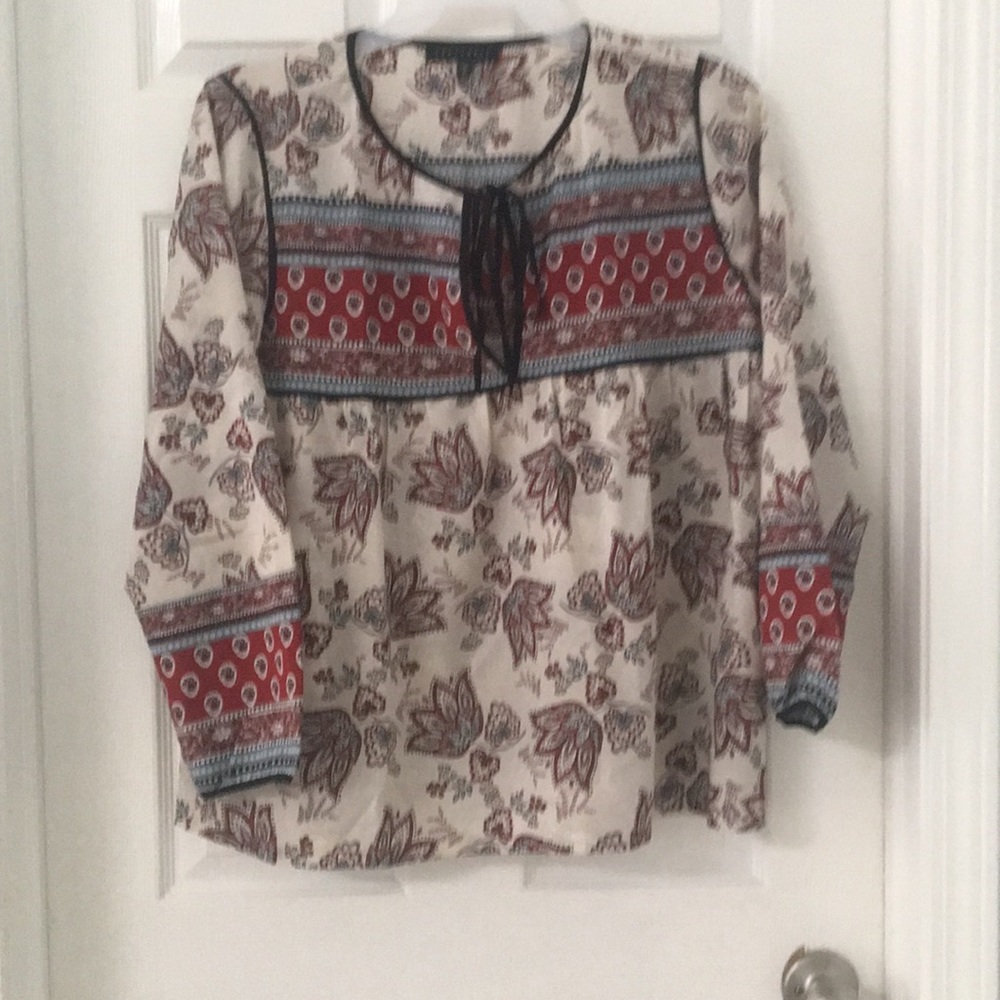 🦩#23 Beautiful bohemian blouse w/ tie at neck.